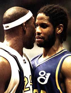 '한번 붙어볼래.' 19일 경기에서 삼성 맥클래리(왼쪽)와 SBS 에드워즈가 눈싸움을 하며 실랑이를 벌이고 있다.