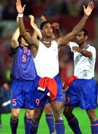 유로2000 덴마크전에서 골을넣고 기뻐하는 네덜란드 클루이베르트(가운데)