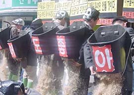 새만금 갯벌에 모래를 뿌리는 오적들의 모습을 묘사한 퍼포먼스