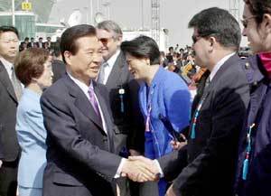 22일 인천공항 개항식에 참석한 김대통령이초청객들과 악수를 나누고있다.