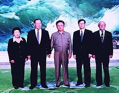 북한 방문 당시 정주영 현대 명예회장 일행과 김정일 국방위원장이 함께 찍은 사진