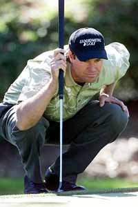 폴 에이징어가 신중하게 퍼팅라인을 읽고 있다.