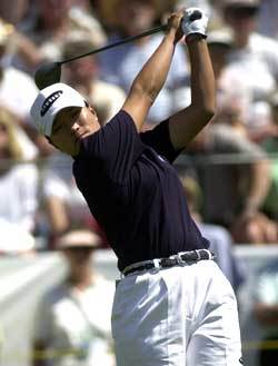 박세리가 나비스코 1R 첫번째 홀에서 힘차게 티샷을 날리고 있다.