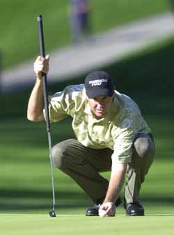 폴 에이징어가 플레이어스챔피언십 1라운드 14번홀 그린에서 신중하게 퍼팅라인에 맞춰 볼을 정렬시키고 있다.[AP]