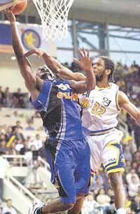 삼성 센터 무스타파 호프(왼쪽)가 SBS 데니스 에드워즈의 슛블로킹을 피해 몸을 젖히며 레이업슛을 시도하고 있다.