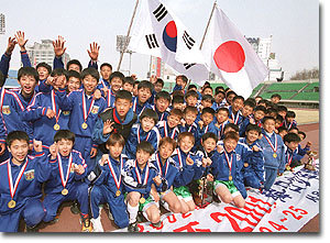 2001한일소년축구대회에서 우정어린 승부를 벌인 양국의 꿈나무들이 해맑은 미소를 지으며 기념촬영을 하고 있다.