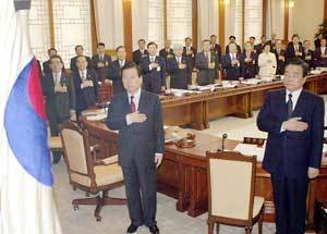 김대통령이 개각후 처음 열린 국무회의에서국기에 대한 경례를 하고있다.