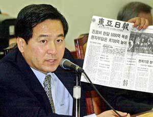 28일 보건복지위에서 건강보험 재정파탄의원인을 추궁하고 있는 심재철의원