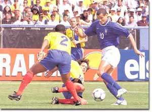 브라질의 골잡이 히바우두(오른쪽)가 두 명의 에콰도르 수비수의 집중 마크를 받으며 문전으로 대시하고 있다.