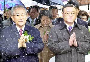 겁외사서 열린 성철스님 생가복원식에 참석,합장하고 있는 이회창총재(왼쪽)와 김중권대표.