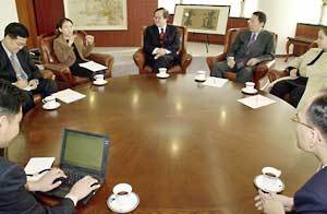 김학준 사장(가운데)과 독자들이동아일보의 현주소에 대해 대담하고 있다.