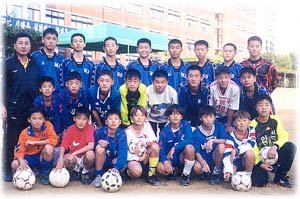 축구교실 선수들과 함께한 이요섭 감독(왼쪽)