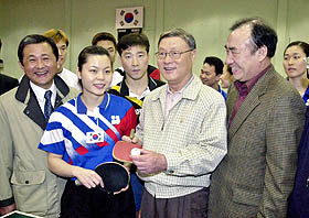민주당 김중권대표(오른쪽에서 두번째)가 태릉선수촌을 방문, 선수들을 격려하고 있다