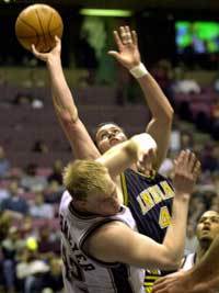 인디애나 오스틴 크로셰어가 골밑슛을 시도하고 있다.크로셰어는 15점을 올려 팀 승리를 거들었다.