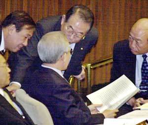 이회창총재가 9일 국회 대정부질문을 듣다가당직자들을 의석으로 불러 지시하고 있다.