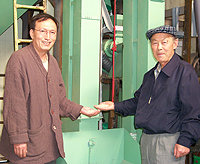 백기범 사장(왼쪽)과 탁상송씨
