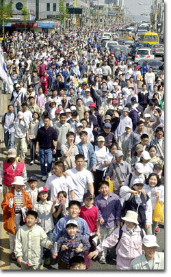 광주 금남로 5·18광장을 출발한 한일우정걷기대회 참가자 3000여명이 힘차게 발걸음을 옮기고 있다