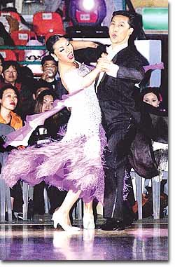 프로페셔널 모던부분에서 우승한 김태일(오른쪽)-김혜경조가 춤에 몰입한 표정으로 화려한 동작을 선보이고 있다