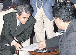 한승수외교통상장관(오른쪽)이 최대사에게 일본외상에게 보내는 서한을 건네고 있다