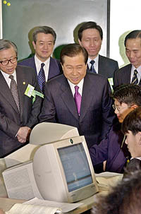 서울 경기상고에서 컴퓨터 수업을 참관하고 있는 김대중대통령