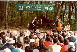 전북 임실군 섬진강가의 소나무 숲에서 '봄날의 숲속 음악회'가 열려 관심을 모았다