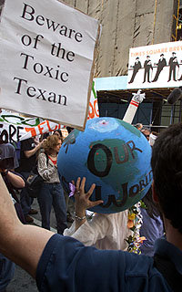 뉴욕 타임스퀘어에 모인 환경보호론자들이 유엔본부 빌딩까지 가두시위를 벌이고 있다