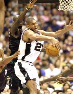 샌안토니오 팀 던컨이 ‘동갑 라이벌’ 케빈 가넷(미네소타)을 제치고 루즈볼을 따내고 있다.