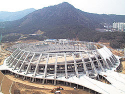 현재 90%정도의 공정을 보이고 있는 2002년 부산아시아경기대회의 주경기장