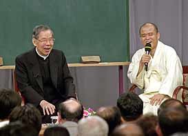 김수환 추기경(왼쪽)이 KBS TV '도올의 논어이야기'에 특별 출연해 대담을 나누고 있다