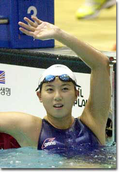 배영 50m 한국신기록을 세운 심민지가 골인후 손을 흔들며 관중들의 환호에 답하고 있다