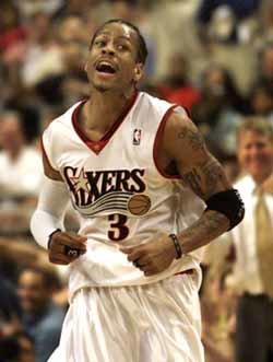 아이버슨이 3쿼터에서 3점슛을 성공시킨 후 의기양양한 표정으로 백코트하고 있다.