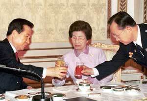 김대통령·이희호여사가 대민부서 근무 경찰관격려 오찬에서 이무영청장과 건배하고 있다.