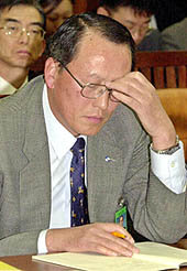 곤혹스런 표정을 짓고 있는 인경석 국민연금공단 이사장