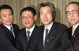 고이즈미(우측에서 두번째) 일본 자민당 신임총재가 새로 임명한 당 3역과 자리를 함께했다