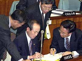 기획예산처 간부들과 답변을 상의하고 있는 전윤철 장관