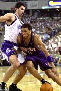 스토야코비치(왼쪽)가 메리언의 돌파를 막고있다.