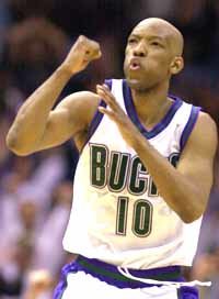 샘 카셀이 4쿼터에서 3점슛을 성공시킨 후 승리를 확신한듯 오른주먹을 불끈쥐어 들어올리고 있다.