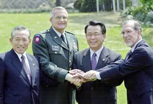 한미 4자협의회장의 김동신국방 슈워츠연합사령관 한승수외교 리비어대사대리(왼쪽부터).