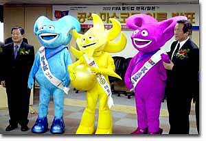 한국월드컵조직위원회 정몽준(오른쪽) 이연택(왼쪽) 공동위원장과 2002월드컵 공식 마스코트인 니크, 아토, 캐즈(왼쪽 두번째부터)