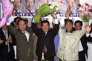 서울 은평구청장에 당선된 한나라당 노재동후보가 지지자들과 함께 즐거워하고 있다.