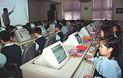 인터넷 재택수업에 대비, 컴퓨터 교육을 받고있는 학생들