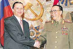김일철 북한인민무력부장(오른쪽)과 이바노프 러시아 국방장관