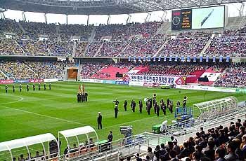 4만여 축구팬이 울산 월드컵경기장 관람석을 가득 메운 가운데 해병대 의장대가 멋진 퍼레이드를 펼치고 있다.[연합]