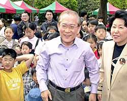 이회창 총재가 28일 서울 시내 보육원 어린이들과 즐거운 한 때를 보내고 있다