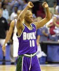 샘 카셀이 경기가 끝난 후 승리의 기쁨을 만끽하고 있다.