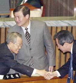 김용환, 강창희, 정몽준의원(왼쪽부터)이임시국회 개회식에서 만나 악수하고 있다.