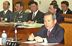 김동신 국방부장관이 국회 국방위에 출석, 의원들의 질의를 듣고 있다