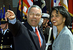 콜린 파월 미 국무장관과 콘돌리자 라이스 안보보좌관이 환담을 나누고 있다