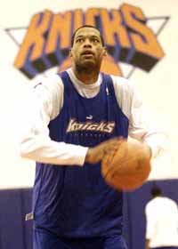 캠비가 자유투 연습에 열중하고 있다.