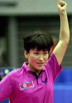 북한의 신예 김윤미가 세계랭킹 2위인 중국의 리주를 꺾은뒤 좋아하고 있다.[AP]